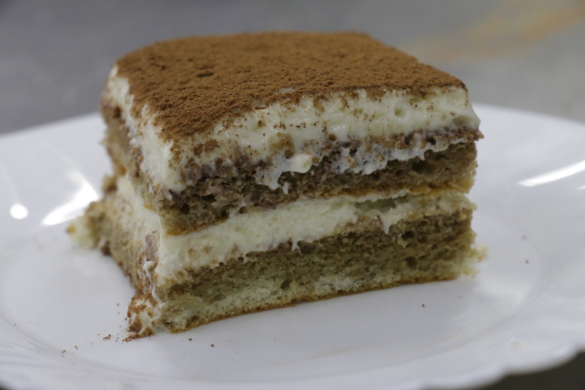 Tiramisù keto senza zucchero: fetta con mascarpone e cacao