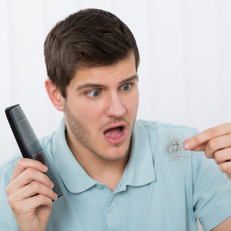 Perché cadono i capelli?